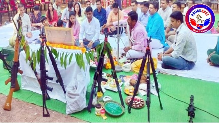 परंपरागत रूप से विजयादशमी पर रायपुर पुलिस लाइन में एसएसपी संतोष सिंह ने की शस्त्र पूजन