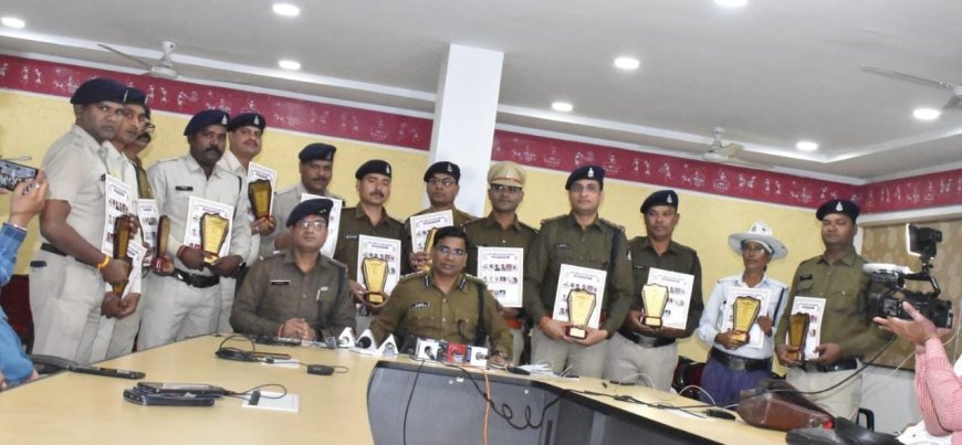 सराहनीय कार्य रायपुर पुलिस : ऑपरेशन थिएटर आग में बहादुरी दिखाने वाले बलराज सिंह सहित 16 पुलिसकर्मी हुए सम्मानित