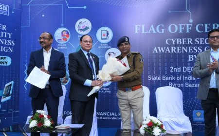 एसबीआई के सायबर सुरक्षा जागरूकता कार्यक्रम में डॉ. संतोष कुमार सिंह, आईपीएस एवं एसएसपी, रायपुर कार्यक्रम के मुख्य अतिथि के रूप में लोगों संबोधित करते हुए कहा