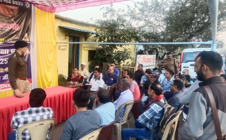 रायपुर पुलिस सड़क सुरक्षा माह 2025 के तहत वाहन चालकों को यातायात नियमों का पालन कर  जागरूकता कार्यक्रमों का आयोजन कर रही है