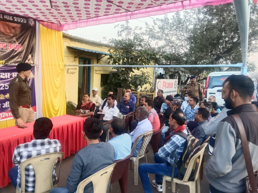 रायपुर पुलिस सड़क सुरक्षा माह 2025 के तहत वाहन चालकों को यातायात नियमों का पालन कर जागरूकता कार्यक्रमों का आयोजन कर रही है