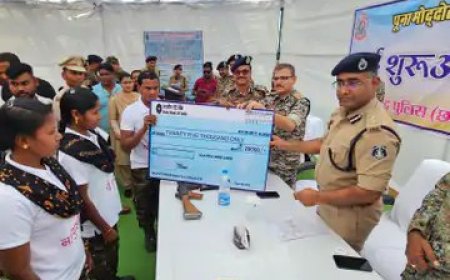 CG NEWS:सरकार की नीतियों से हुए प्रभावित  गरियाबंद में 15 लाख रुपए के तीन इनामी नक्सलियों ने किया आत्मसमर्पण