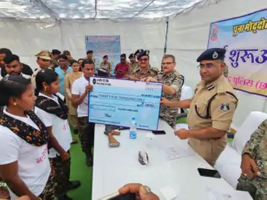 CG NEWS:सरकार की नीतियों से हुए प्रभावित गरियाबंद में 15 लाख रुपए के तीन इनामी नक्सलियों ने किया आत्मसमर्पण