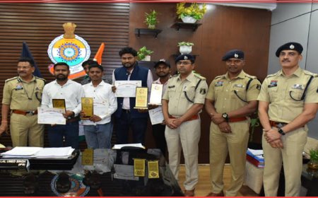 Raipur News: सड़क दुर्घटना में घायलों की जान बचाने वाले गुड सेमेरिटन (नेक व्यक्ति) का एसएसपी ने सम्मान किया।