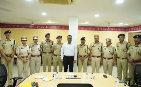 Raipur  News: पदोन्नत अधिकारियों के कंधे पर लगाया अशोक स्तंभ ,आईजी ने पुलिस अफसरों की ली बैठक