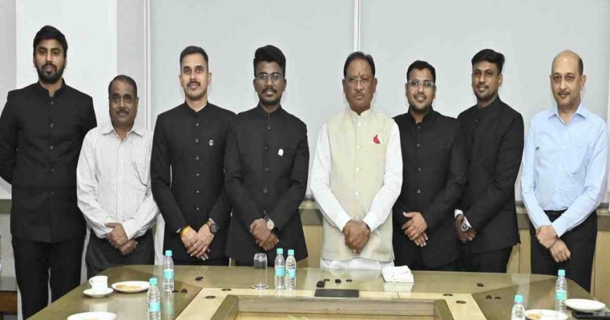 IAS 2024 बैच के प्रशिक्षु अधिकारियों ने सीएम विष्णुदेव साय से की मुलाकात