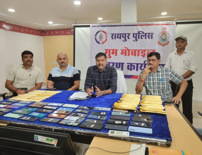रायपुर पुलिस ने गुम हुए 100 मोबाइल फोन बरामद कर स्वामियों को लौटाए, कीमत लगभग 20 लाख रुपये