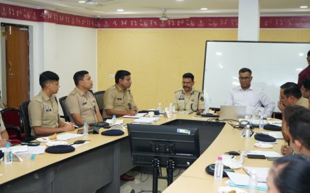 त्योहारों की तैयारी को लेकर आईजी रायपुर रेंज की समीक्षा: पिछले अनुभवों से सीखते हुए दिए निर्देश