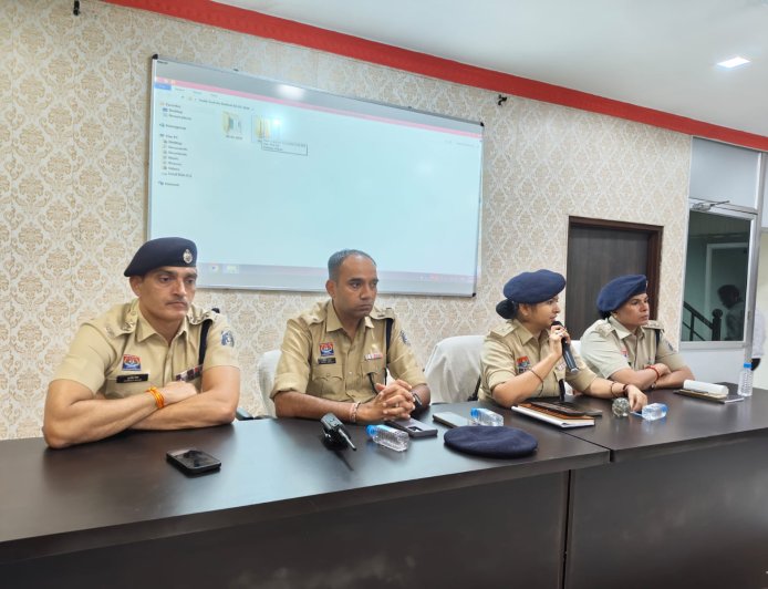 Raipur Traffic News: स्कूलों के बाहर जांच में 61 नाबालिग वाहन चालक पकड़े गए, अभिभावकों की हुई काउंसलिंग